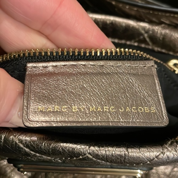 Marc by Marc Jacobs bronze crossbody bag. Quilted bronze leather - Picture 6 of 14